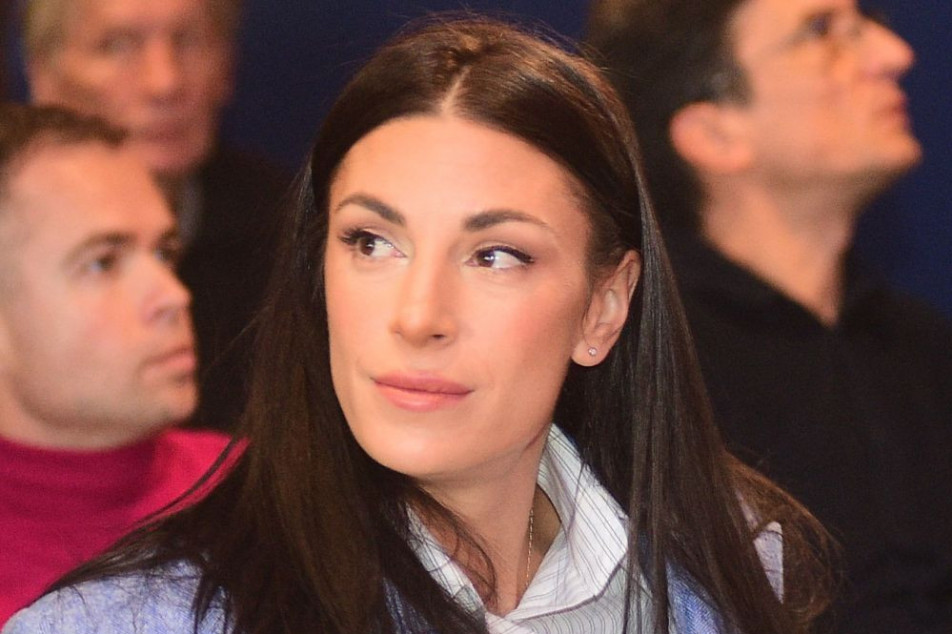 Ivana Španović opet zablistala u belom: Haljina sa predivnim bretelicama istakla joj ozareno lice